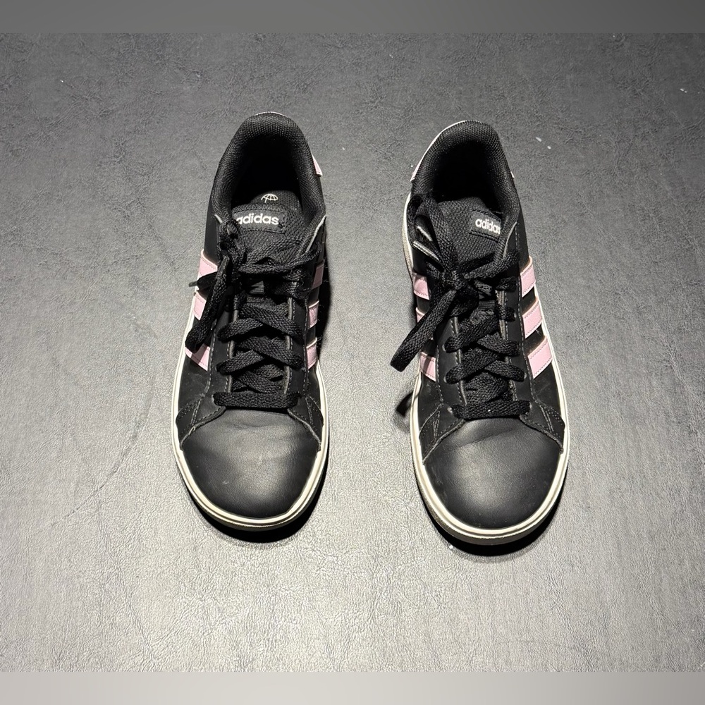 Girls Size 2 1/2 Black and Pink Tennis Shoes Like New